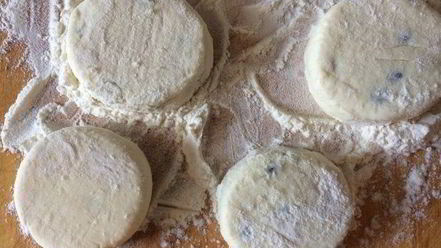 Рецепт сырников с шоколадом и манговым соусом