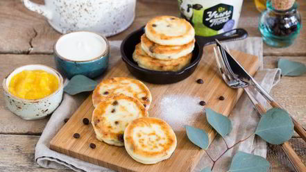 Рецепт сырников с шоколадом и манговым соусом