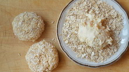 Рецепт сырников с яблоком в овсяной панировке