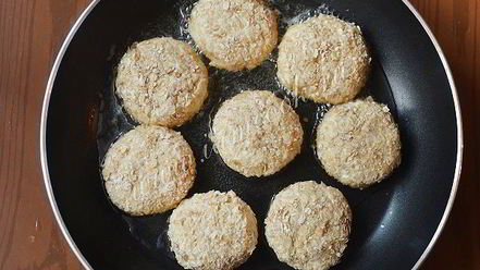 Рецепт сырников с яблоком в овсяной панировке