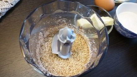 Рецепт творожника с миндалем и вяленой вишней