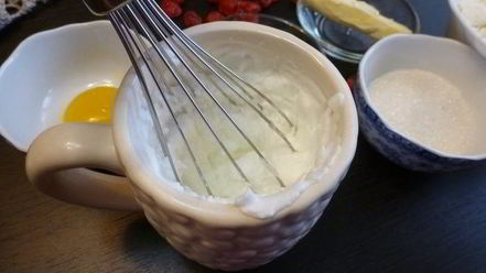 Рецепт творожника с миндалем и вяленой вишней