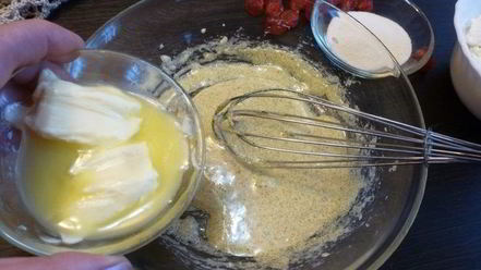 Рецепт творожника с миндалем и вяленой вишней