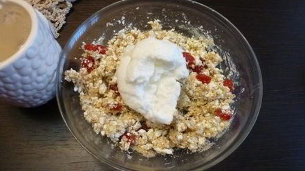 Рецепт творожника с миндалем и вяленой вишней