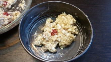 Рецепт творожника с миндалем и вяленой вишней