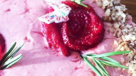 Рецепт творожника со свежей клубникой и черешней