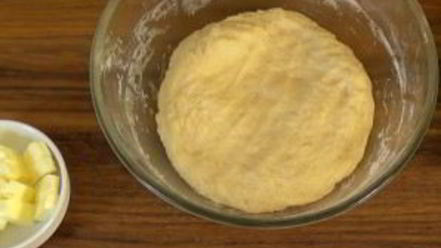 Рецепт сдобного дрожжевого теста на сметане