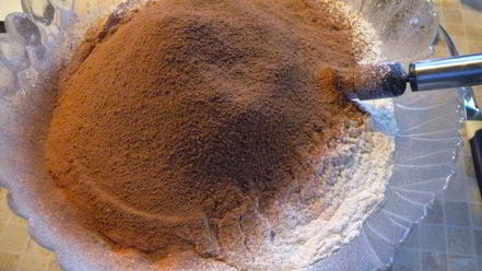 Рецепт шоколадного теста на дрожжах для выпечки