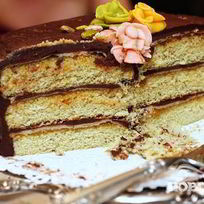 Фисташковый торт с марципаном и шоколадной глазурью