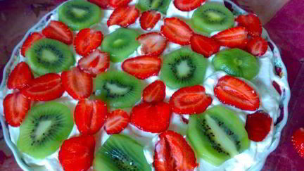 Рецепт Легкого торта с фруктами в креме