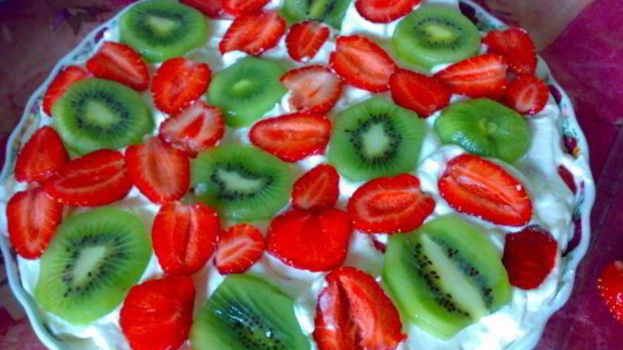 Рецепт легкого торта с фруктами в креме