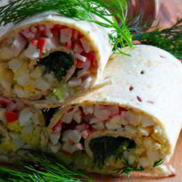 Рулетики из тортильи с крабовыми палочками и огурцом