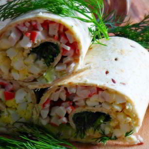 Рецепт Рулетиков из тортильи с крабовыми палочками и огурцом