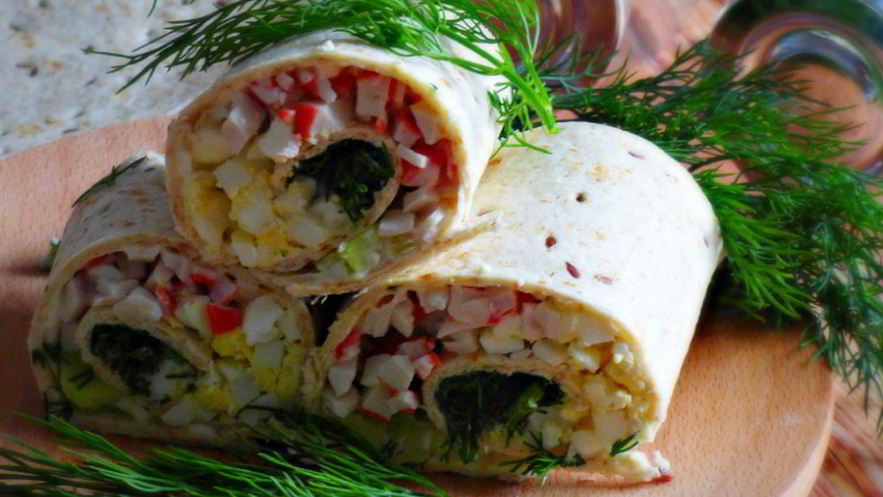 Рецепт рулетиков из тортильи с крабовыми палочками и огурцом