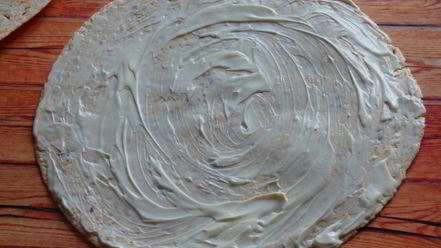 Рецепт рулетиков из тортильи с крабовыми палочками и огурцом