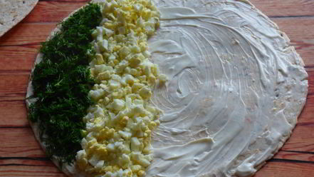 Рецепт рулетиков из тортильи с крабовыми палочками и огурцом