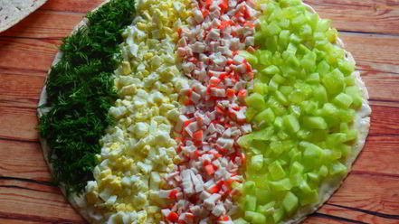 Рецепт рулетиков из тортильи с крабовыми палочками и огурцом