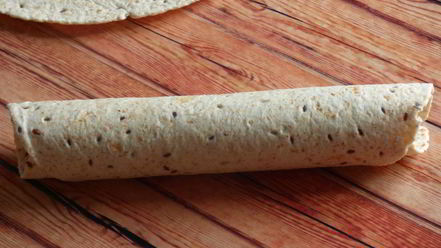 Рецепт рулетиков из тортильи с крабовыми палочками и огурцом