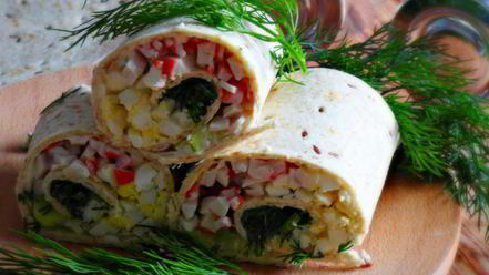 Рецепт рулетиков из тортильи с крабовыми палочками и огурцом