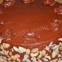 Шоколадный торт с вишней