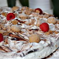 Творожно-сливочный торт с малиной