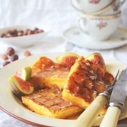 Рецепт Бельгийских ореховых вафель с соусом из белого шоколада и инжиром