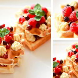 Рецепт Бельгийских вафель с ягодами и взбитыми сливками