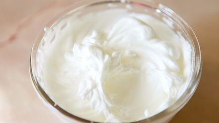 Рецепт бельгийских вафель с ягодами и взбитыми сливками