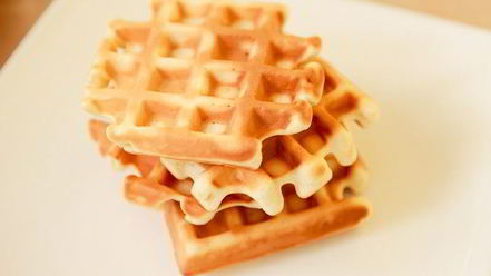 Рецепт бельгийских вафель с ягодами и взбитыми сливками