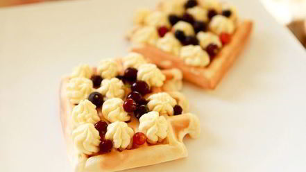 Рецепт бельгийских вафель с ягодами и взбитыми сливками