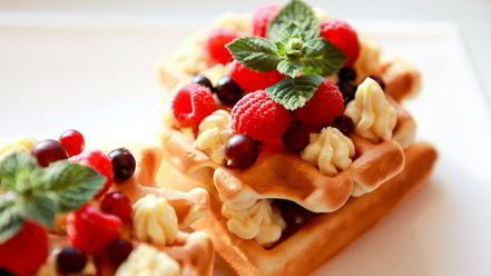Рецепт бельгийских вафель с ягодами и взбитыми сливками