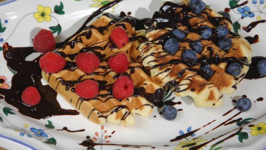 Рецепт шафранных вафель под шоколадным соусом