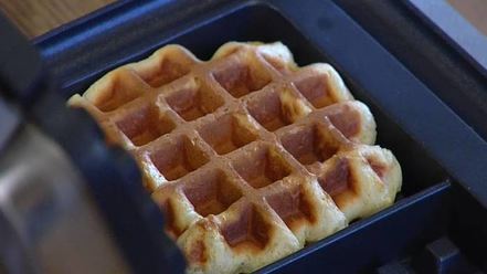 Рецепт шафранных вафель под шоколадным соусом