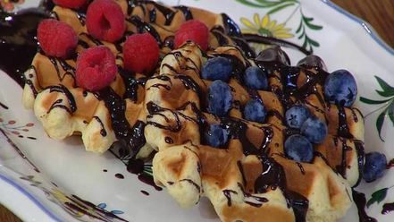 Рецепт шафранных вафель под шоколадным соусом