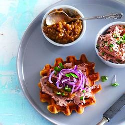 Рецепт Вафель на простокваше с изюмом и паштетом из куриной печенки