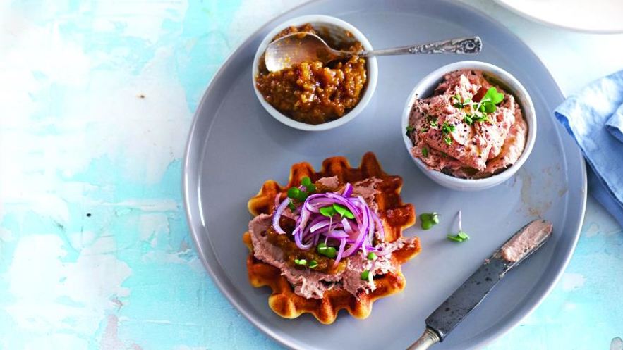 Рецепт вафель на простокваше с изюмом и паштетом из куриной печенки