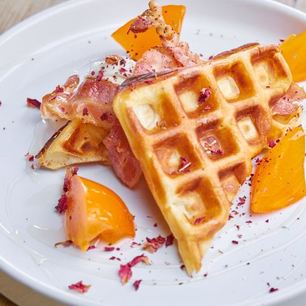 Рецепт Вафель с беконом, медом и хурмой