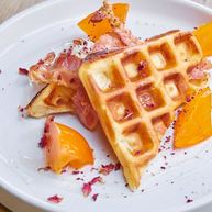 Рецепт Вафель с беконом, медом и хурмой