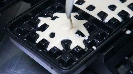 Рецепт вафель с беконом, творогом и медом