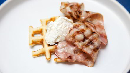 Рецепт вафель с беконом, творогом и медом