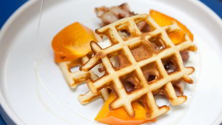 Рецепт вафель с беконом, творогом и медом