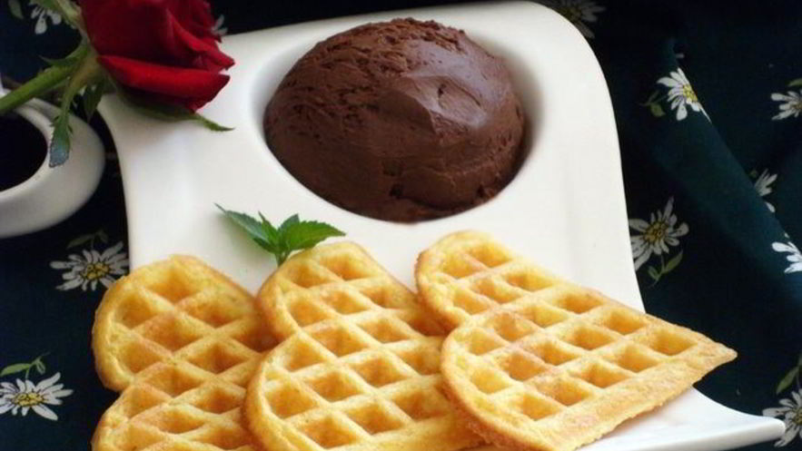 Рецепт вафель с шариком шоколадного мороженого