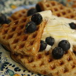 Рецепт Вафель с ягодами, медом и взбитыми сливками
