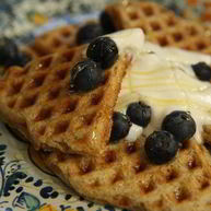 Рецепт Вафель с ягодами, медом и взбитыми сливками