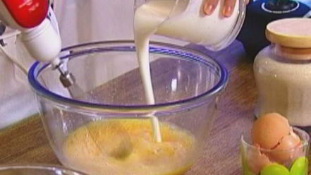 Рецепт вафель с ягодами, медом и взбитыми сливками