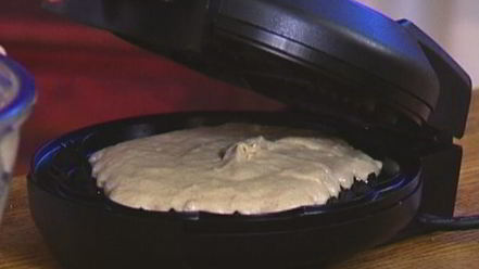 Рецепт вафель с ягодами, медом и взбитыми сливками