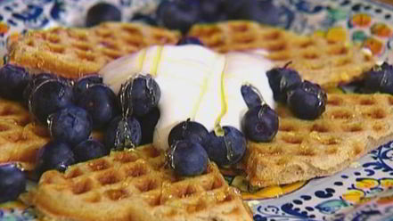 Рецепт вафель с ягодами, медом и взбитыми сливками