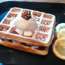 Рецепт Венских вафель с клубничным джемом, взбитыми сливками и пломбиром