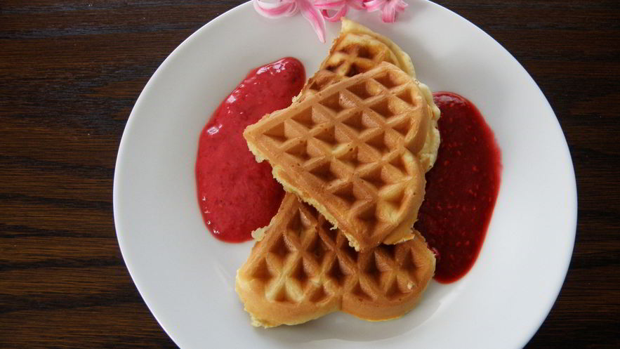 Рецепт яблочных вафель с малиновым соусом