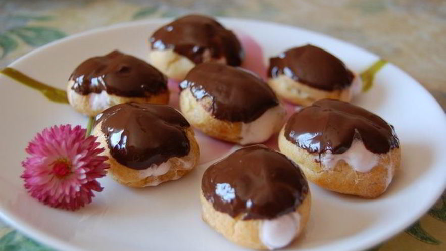 Рецепт мини-эклеров с клубничным кремом